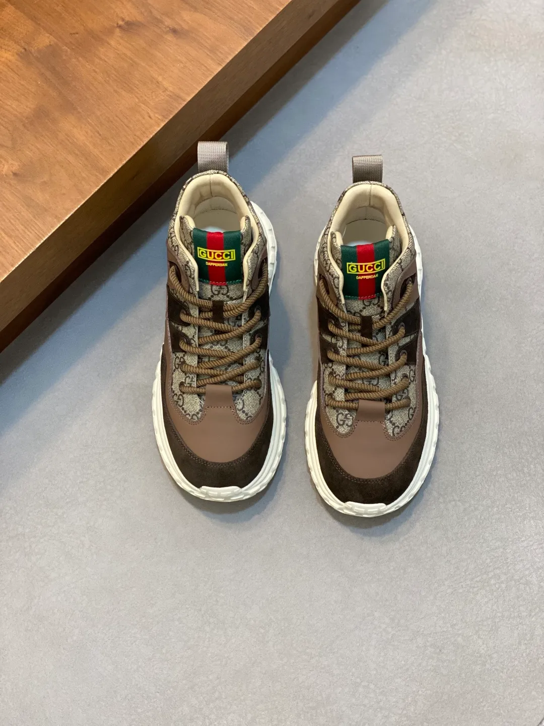 Men's shoes 💰860 Gucci men's sports shoes, with cow suede stitching and classic double G presbyopia, highly recognizable. The rubber sole has strong grip and is comfortable to wear, suitable for daily leisure or light exercise! The blue details on the tongue and shoelaces are full of vitality~. Versatile, can be easily worn with jeans and casual pants, fashionable and practical, suitable for you who pursue individuality and comfort! size：39-44